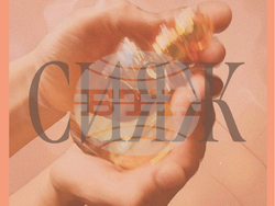 Ина Добрева подрежда изложбата „Сияж“ в столичната галерия „Аросита“. Снимка: Организаторите на събитието