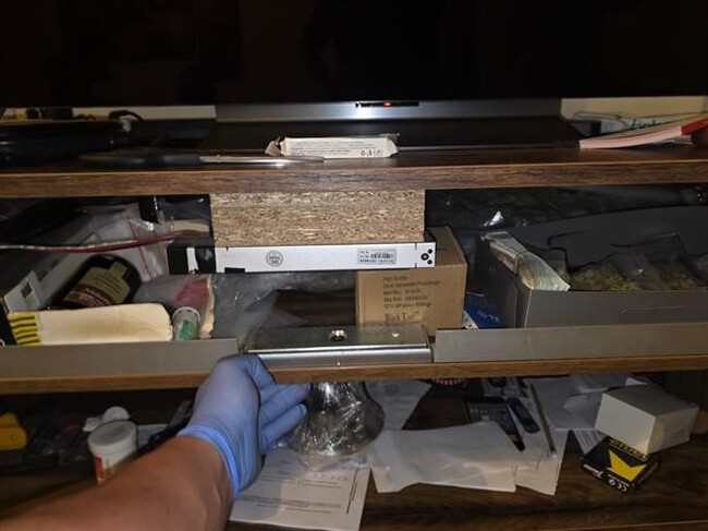 Служители на сектор "Наркотици", отдел "Криминална полиция" в ГДНП задържаха мъж и жена в момент на покупко-продажба на дрога