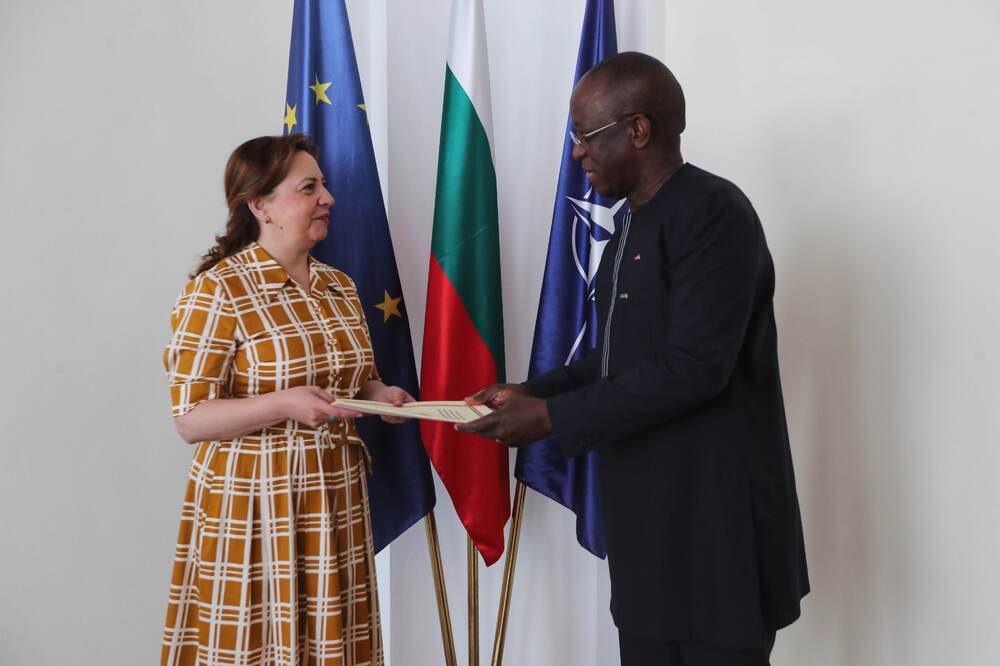 Н. Пр. Умар Канде, посланик на Република Гвинея, връчи копия от акредитивните си писма на заместник-министър Мария Ангелиева