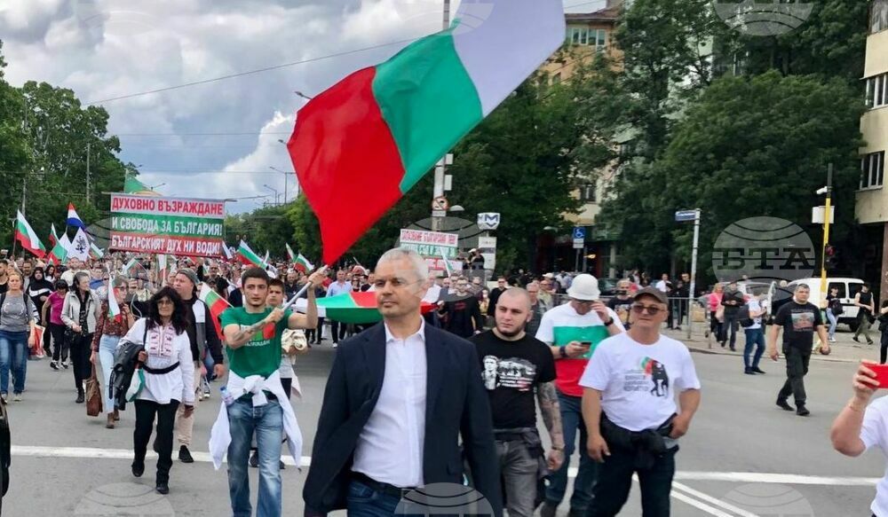 Зад завесата на страха: евробюрократът избяга, народът излиза отново на протест