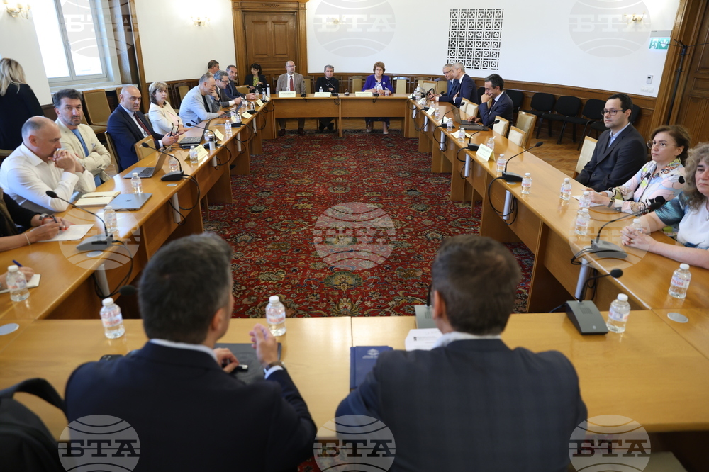  Липсата на утвърдена тарифа за препредаване на предавания, включени в телевизионни програми, бе обсъдена от Комисията по културата и медиите