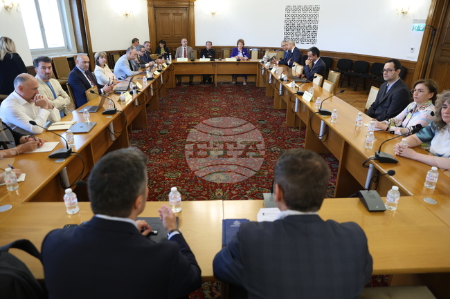  Липсата на утвърдена тарифа за препредаване на предавания, включени в телевизионни програми, бе обсъдена от Комисията по културата и медиите