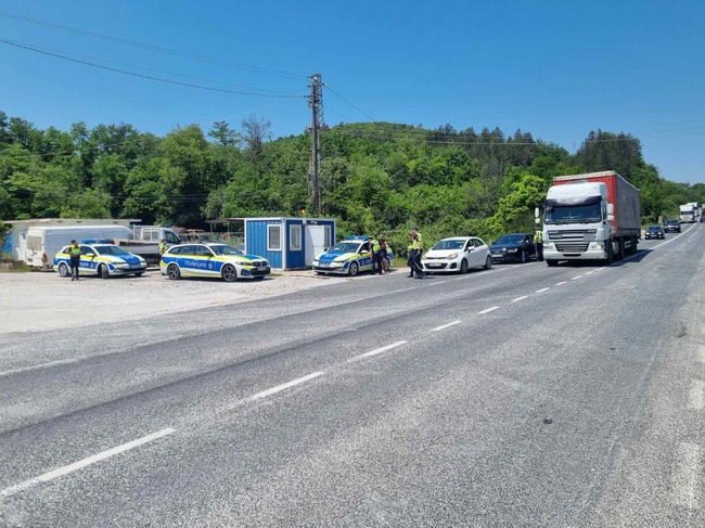 Общо 249 моторни превозни средства и 285 водачи и пътници са проверени при полицейска операция в област Велико Търново 