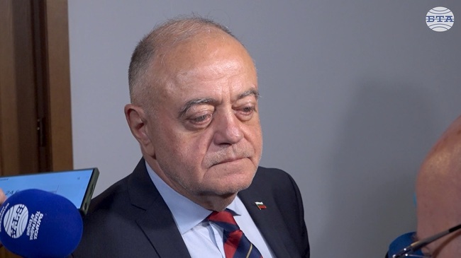 Добре че са чуждите служби, защото от българските не споделят нищо с нас, каза Атанас Атанасов след заседание на ресорната парламентарна комисия
