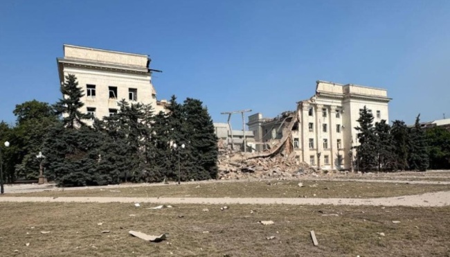 Зеленски съобщи, че Русия е разрушила напълно сградата на Херсонската областна държавна администрация