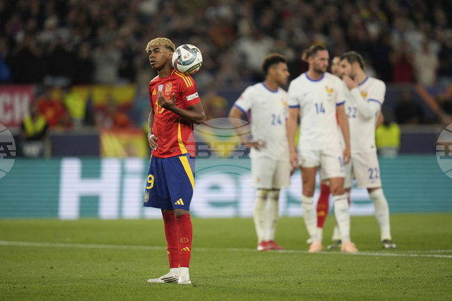 Испания победи Франция в зрелищен мач с девет гола 