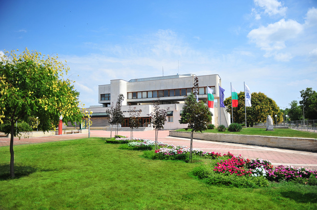 Театър „Българска армия“ гостува в Козлодуй с постановката „Много шум за нищо“ 