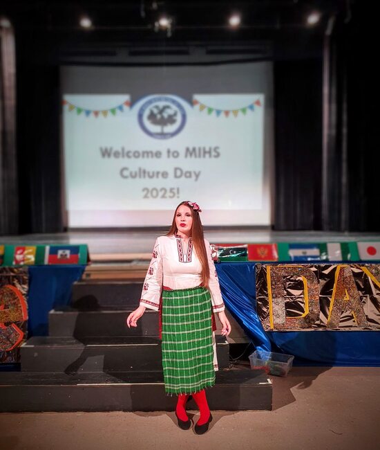 Българка в народна носия представи страната ни в Международната гимназия в Манхатън