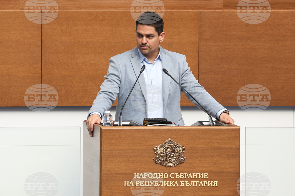 Положението в Народното събрание вече е нетърпимо, каза Радостин Василев от трибуната след сблъсъци между „Възраждане“ и „Величие“ в кулоарите