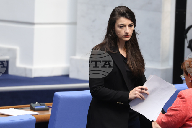 "Продължаваме промяната" поиска оставката на министър Даниел Митов, вътрешната политика ще е сред обсъжданите теми за вот на недоверие