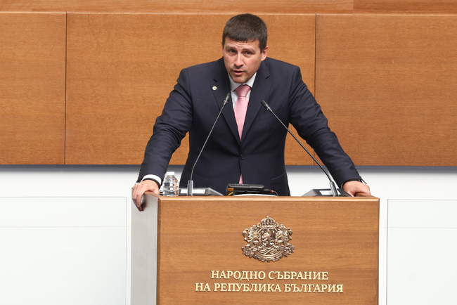 Ивелин Михайлов и Костадин Костадинов влязоха в пререкание помежду си, получиха наказание от Наталия Киселова