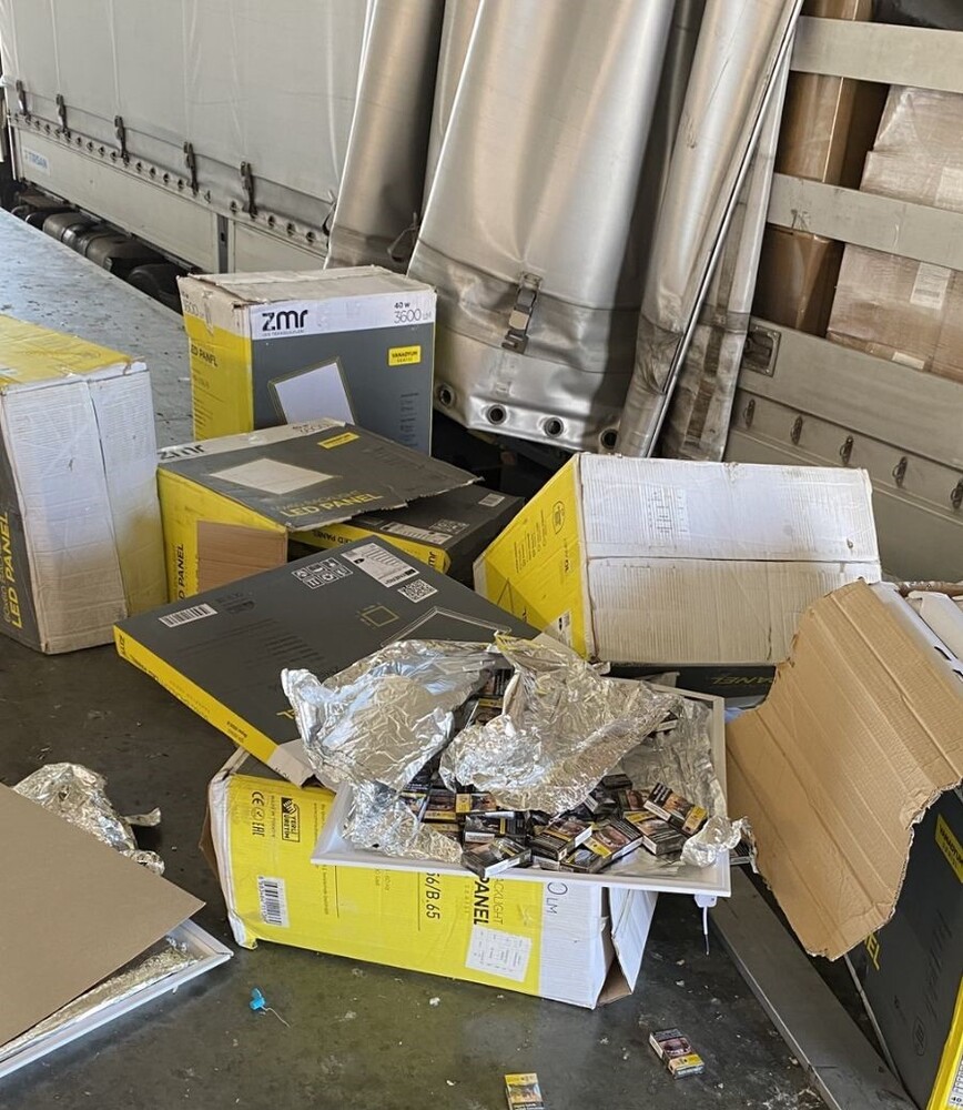 Над сто хиляди незаконни цигари са открити на пункта „Капитан Андреево“ в кухини на вратите на камион, в LED панели и двигател на автомобил 