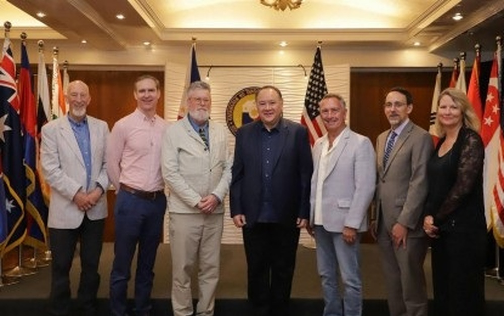 ФНА: Министърът на отбраната на Филипините се срещна с международни учени по въпросите за сигурността на страната