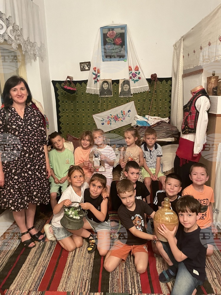 Ученици от Болградската гимназия в Украйна посетиха Областния център за българска култура в началото на лятната си образователна програма