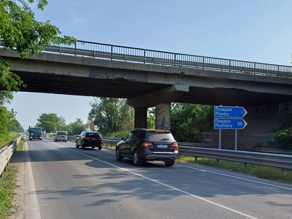 АПИ: Премахват се рекламните табели, поставени без разрешение по съоръжения или в близост до републиканските пътища