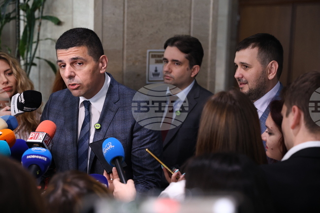 В Народното събрание трябва да се занимаваме с проблемите на хората, а не "със селски кютеци“, коментираха от "Да, България"