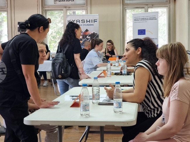 Трудова борса в Кърджали срещна бизнеса с търсещи работа 