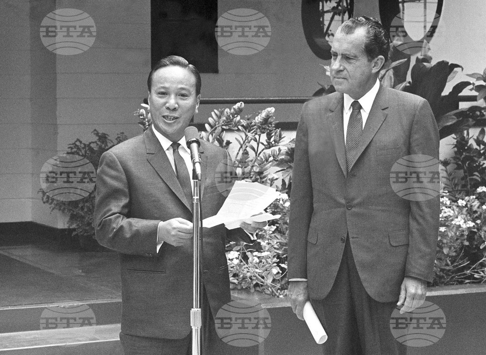 На 8 юни 1969 г. Ричард Никсън обявява изтеглянето на 25 000 американски войници от Виетнам в Мидуей