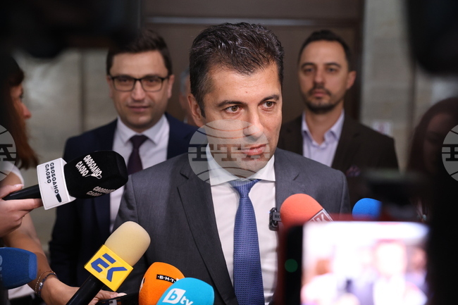 Решението на КС във връзка с искането на президента за референдум за еврото е законово и очаквано, коментира Кирил Петков