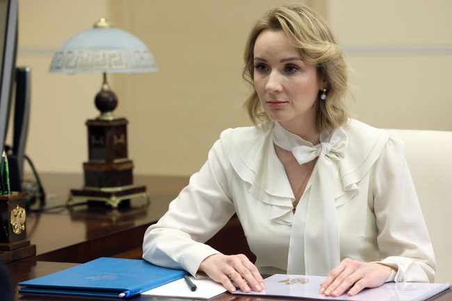 Майката на момичето, което нарисува антивоенна картинка, го е прибрала от дома за сираци, съобщи комисарката по правата на децата в Русия