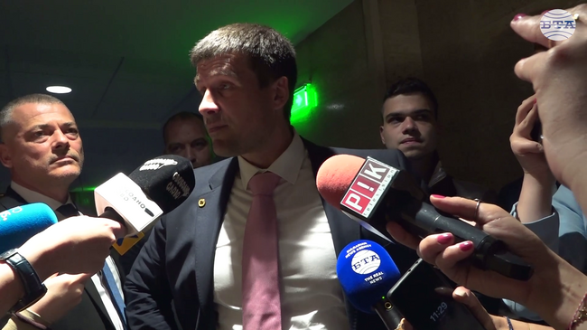 Пререканията между „Величие“ и „Възраждане“ се пренесоха и в кулоарите на парламента