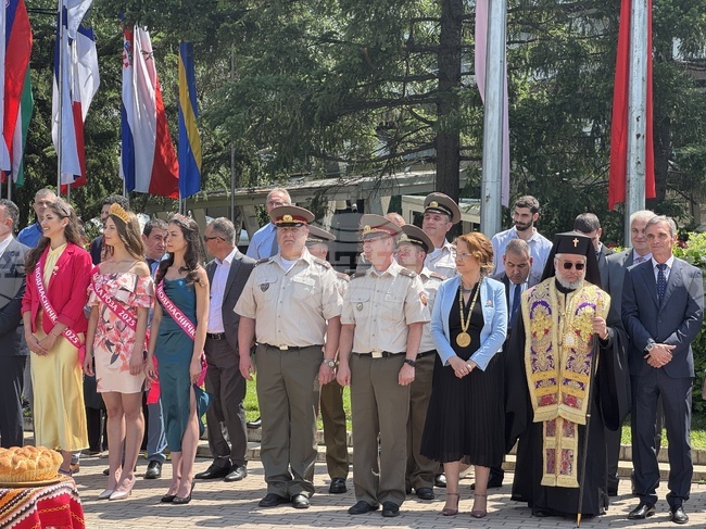 Казанлък отбеляза своя празник с тържествена церемония на централния площад "Севтополис"