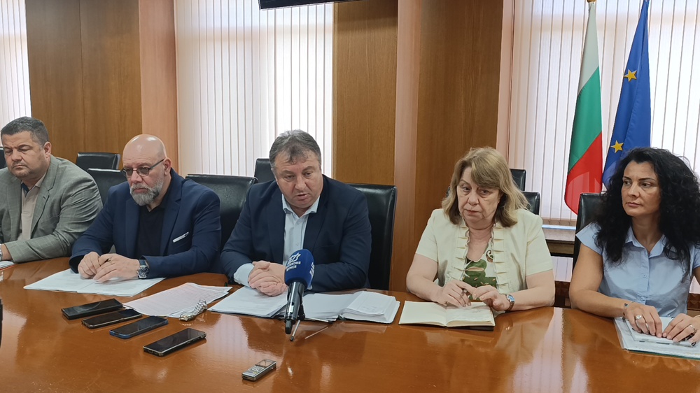 Кметът: Община Шумен подписа споразумения с МРРБ за финансиране на стадион „Панайот Волов“ и градския пазар