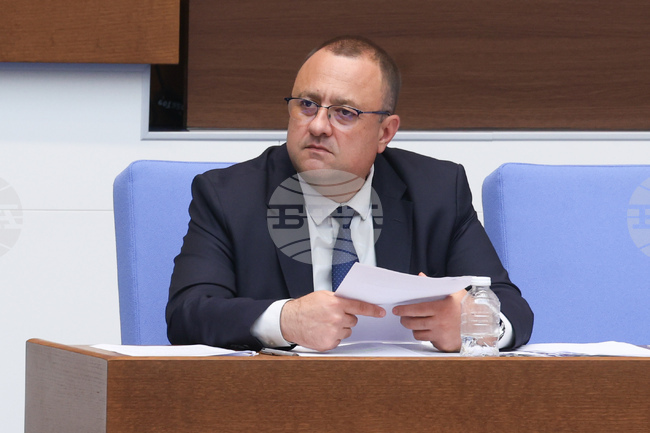 Програмата за обезопасяването на критичните пътни участъци се изпълнява стриктно и в срок, увери министър Иван Иванов