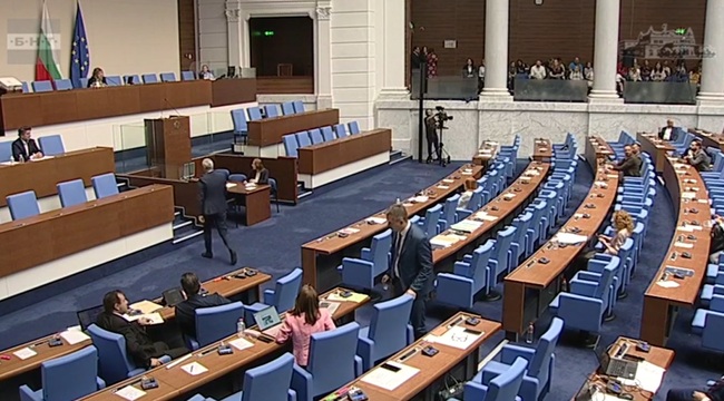 Ивелин Михайлов и Костадин Костадинов влязоха в пререкание помежду си, получиха наказание от Наталия Киселова