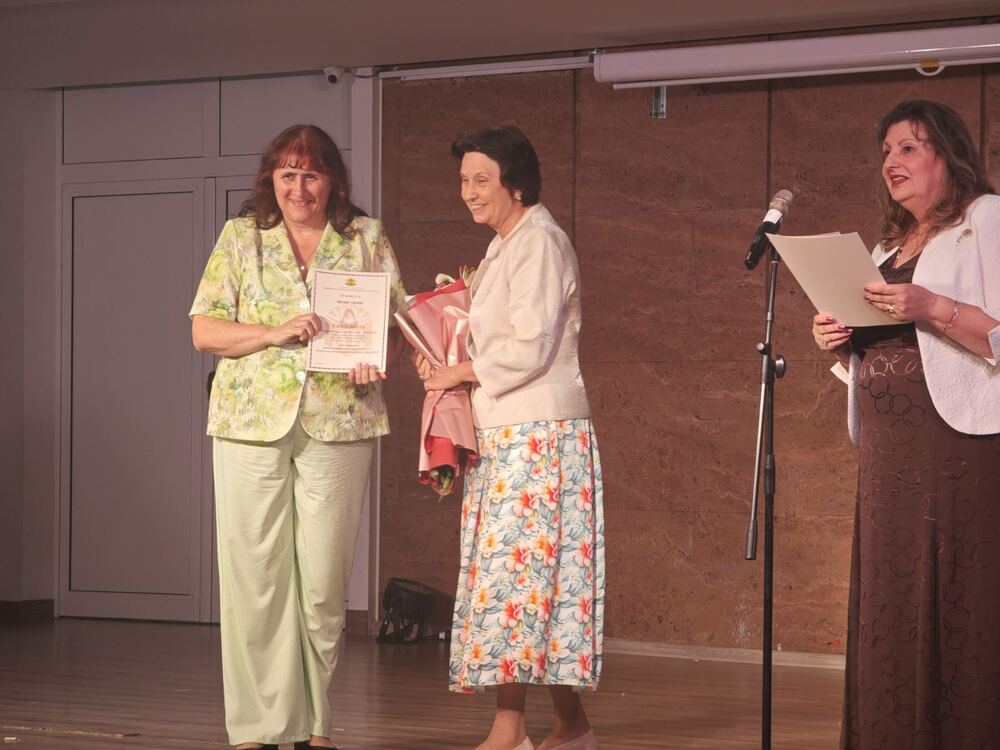 Заместник-министърът на образованието Емилия Лазарова награди учители, директори и ученици от София-област