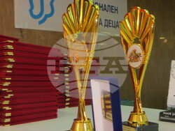 Заместник-министърът на образованието Емилия Лазарова награди учители, директори и ученици от София-област. Снимка: МОН