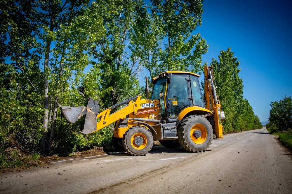 Почистват се пътищата между пазаржишките села Драгор-Ивайло и Огняново-Хаджиево за по-добра видимост и безопасност