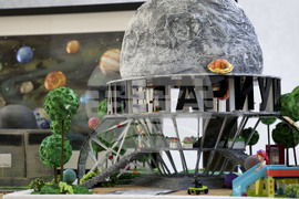 Конкурса "Вселената на длан" се провежда в зала Планетариум на НАОП "Николай Коперник" – Варна.