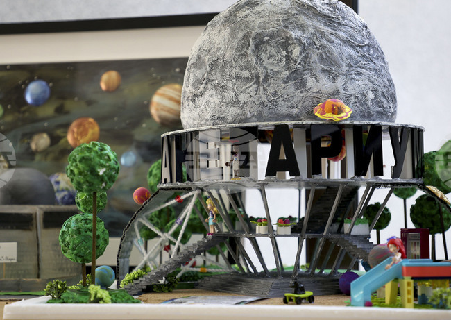 Деца от цялата страна показаха в рисунки, снимки, видеа и макети вселената на длан