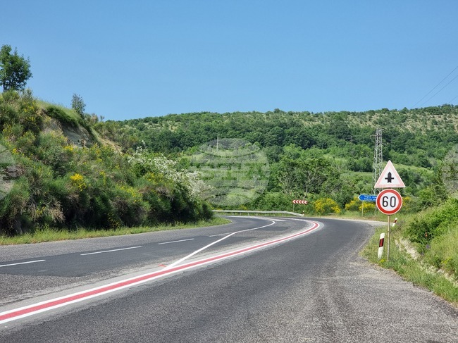 Ремарке, натоварено с дърва, гори край главния път за Маказа