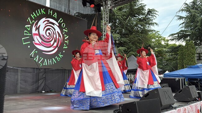 Състави от цял свят събра на казанлъшката сцена тазгодишният Международен фолклорен фестивал