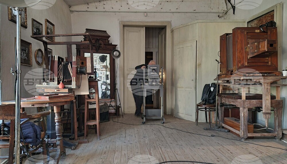 Europe’s Only Natural Light Photography Studio Still Thrives in Romania