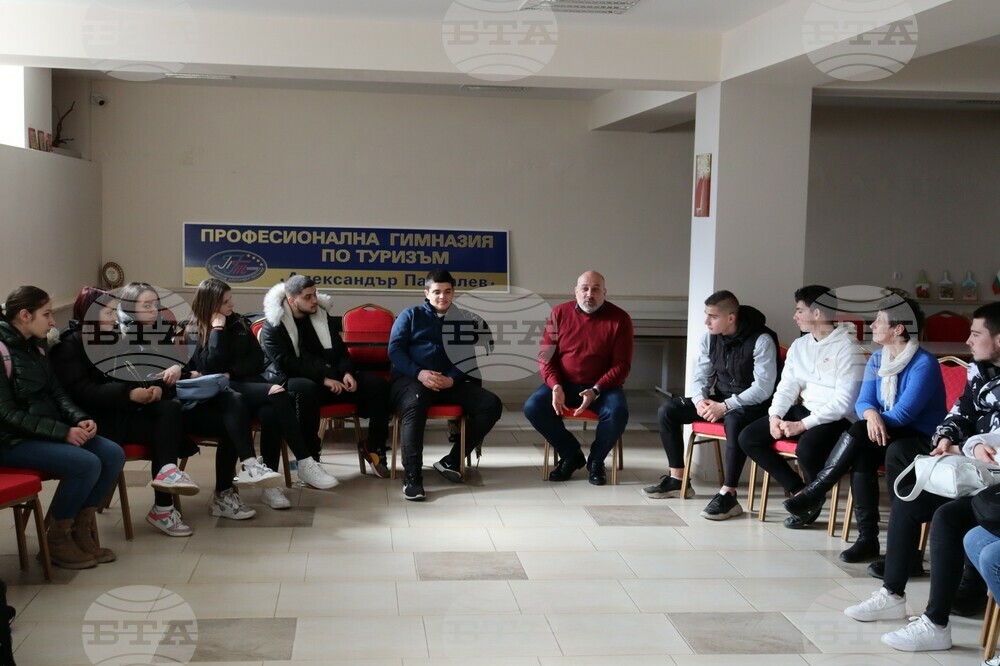 Община Хасково: Какво не знаем за зависимостите? Дискусия на ученици от ПГТ "Александър Паскалев" с психолога Красимир Иванов