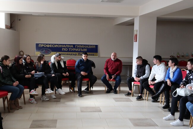 Община Хасково: Какво не знаем за зависимостите? Дискусия на ученици от ПГТ "Александър Паскалев" с психолога Красимир Иванов