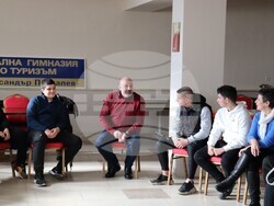 Снимка: Община Хасково -  Дискусия на ученици от ПГТ "Александър Паскалев" с психолога Красимир Иванов 