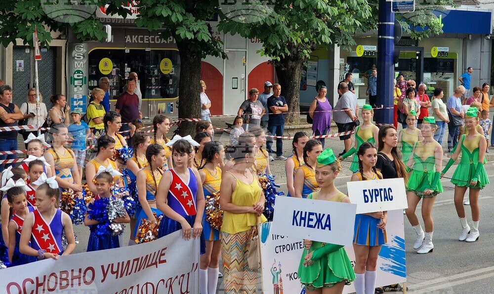 Пазарджик - Фестивал на мажоретните състави "Слънчева Бесапара"