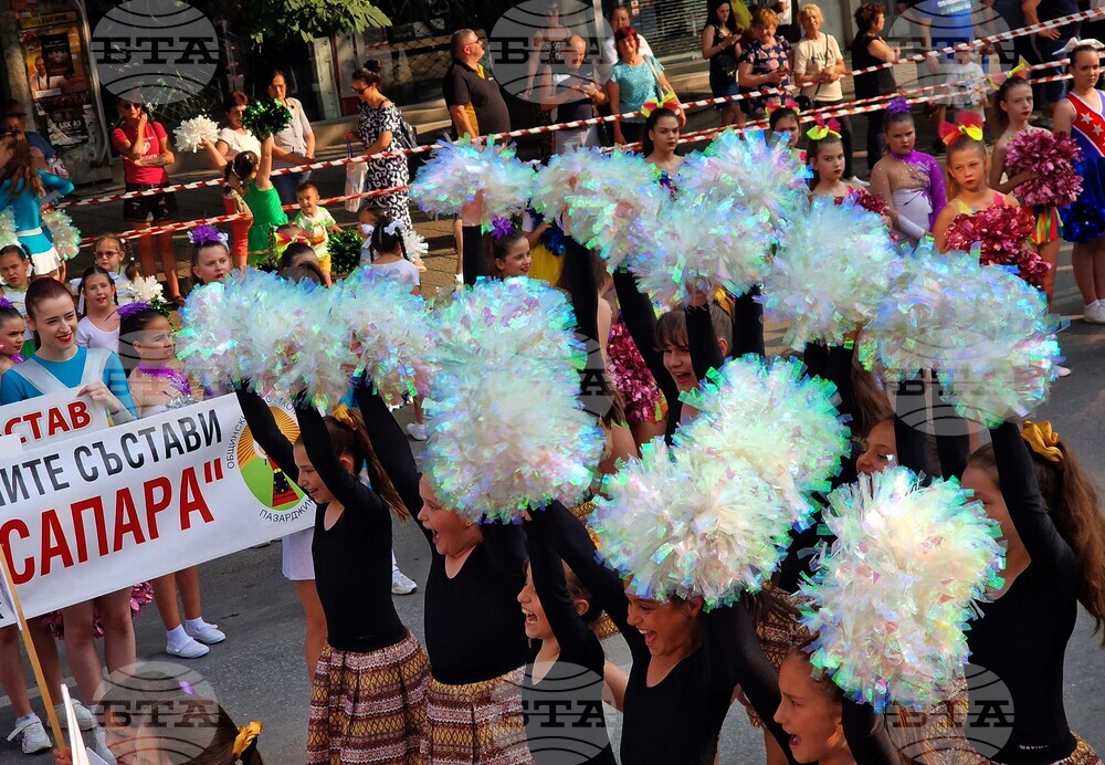 С дефиле на участниците започна фестивалът мажоретните състави "Слънчева Бесапара" в Пазарджик