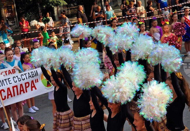 С дефиле на участниците започна фестивалът мажоретните състави "Слънчева Бесапара" в Пазарджик