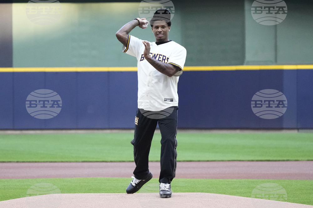 Padres Brewers Baseball