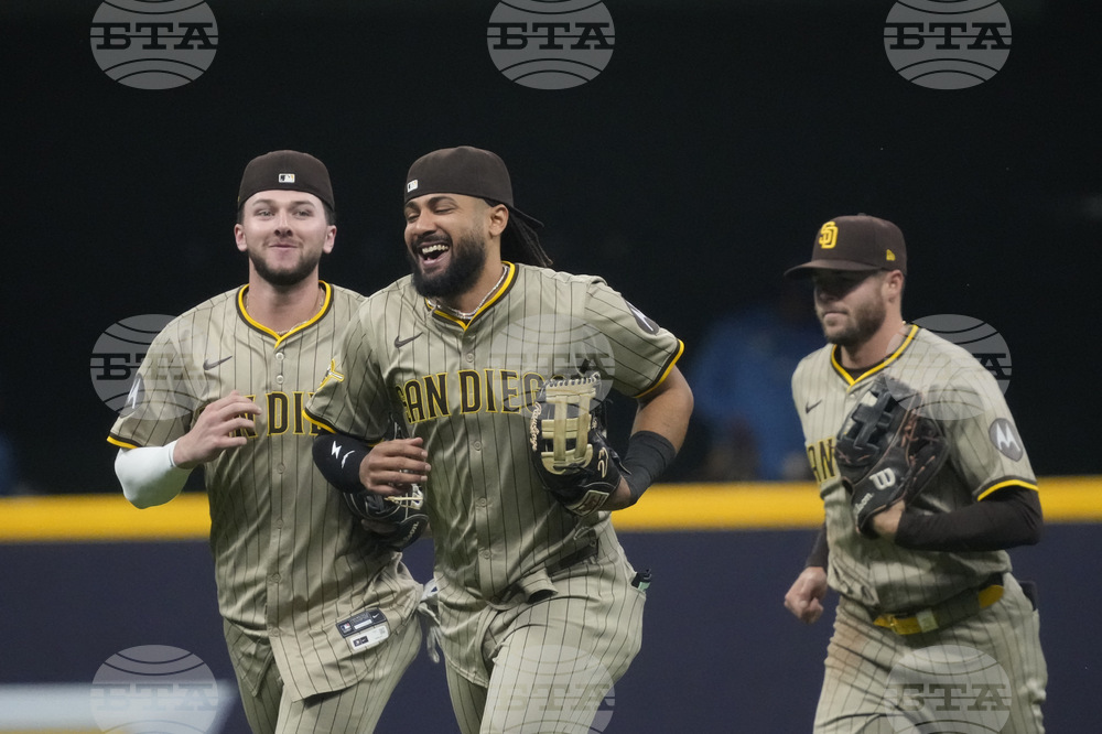 Padres Brewers Baseball