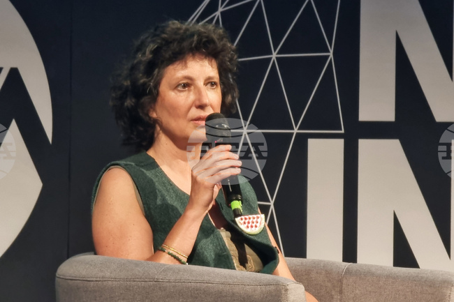 Боледуваме от едно трагично разделение, коментира писателката Капка Касабова в Бургас