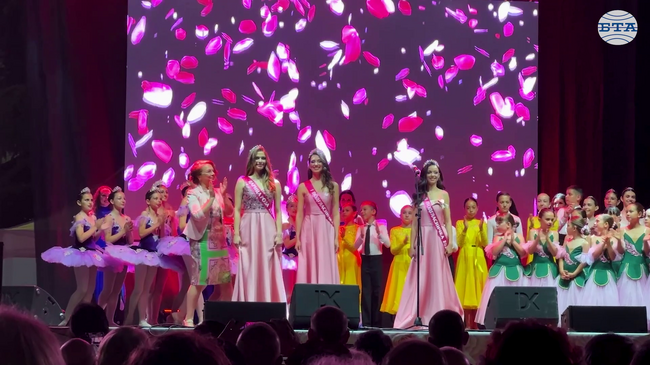 На официална церемония в Казанлък тържествено беше коронясана 57-ата Царица Роза Мария Шамбурова