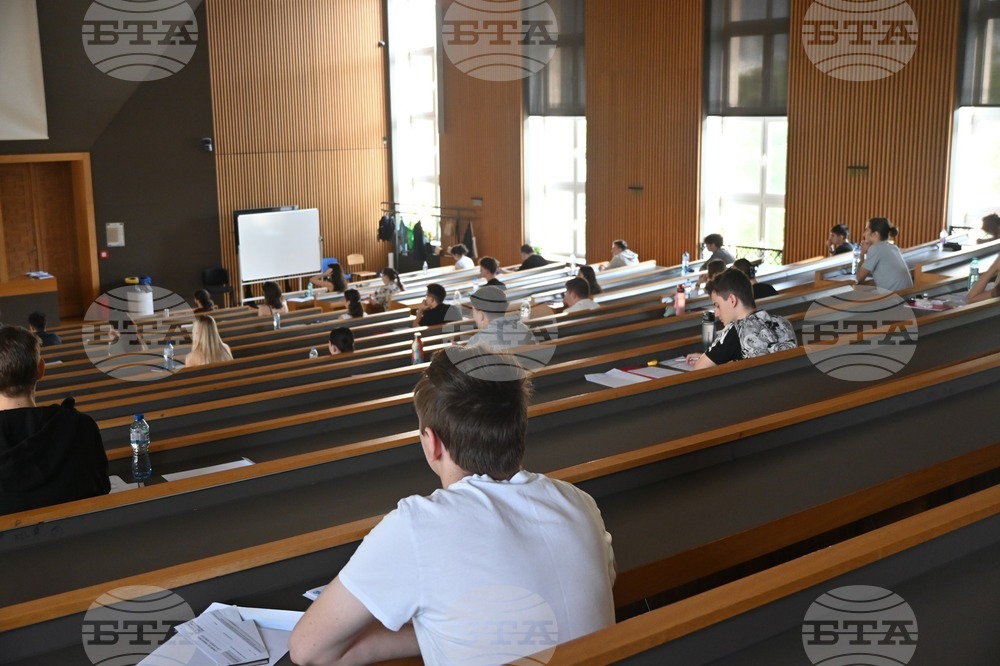 С изпит по математика започна втората кандидатстудентска сесия на Софийския университет