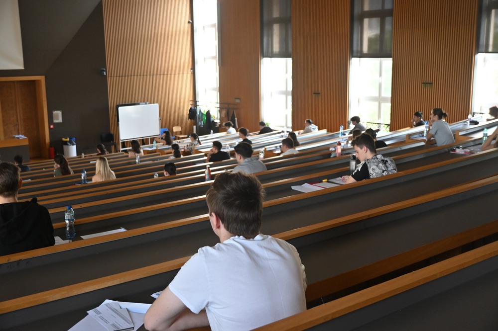 С изпит по математика започна втората кандидатстудентска сесия на Софийския университет 