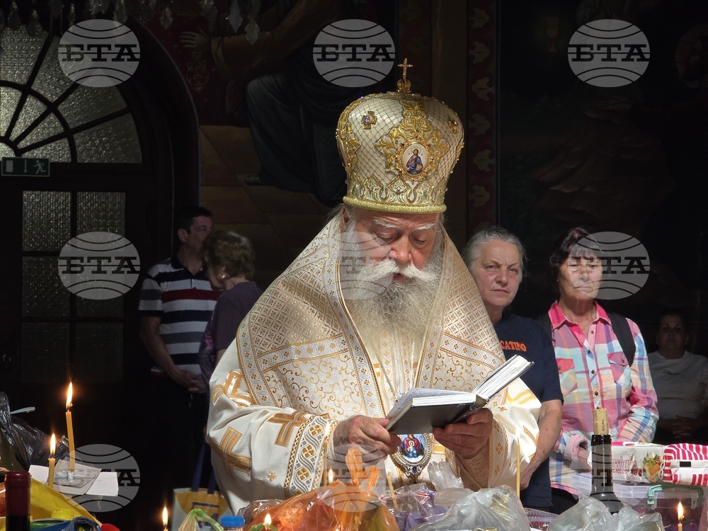 Молитвите на църквата много помагат на покойниците, каза за БТА Ловчанският митрополит Гавриил